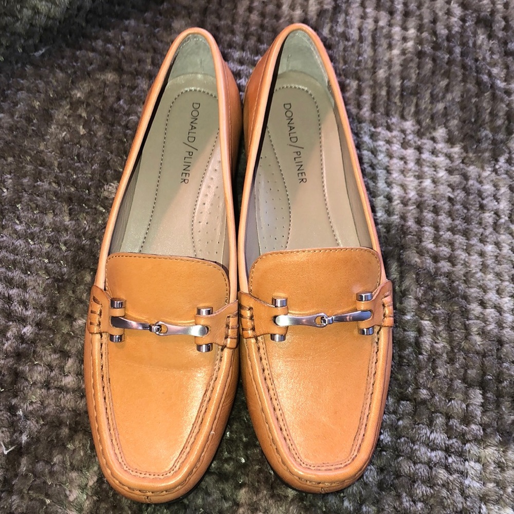 Donald Pilner classic tan loafer.  Like New